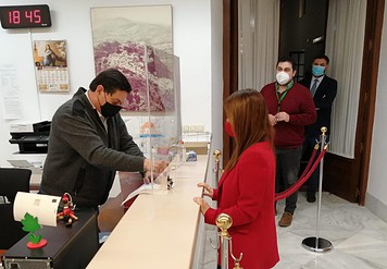 El portavoz del PSOE de Lora del Río registra una pregunta escrita en el Parlamento de Andalucía, para que se cubra la baja de PTIS del CEIP Miguel de Cervantes. 2 Las parlamentaria del PSOE de Andalucía Verónica Pérez, en el momento de presentar la pregunta acompañada por el Portavoz de l PSOE de Lora del Río, Fran Carrasco