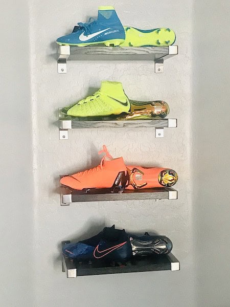 Organize a teen's bedroom: shoe shelves