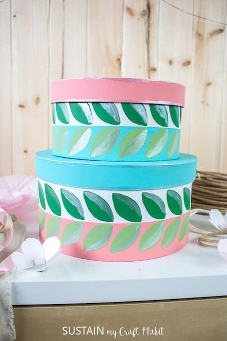 Organize a teen's bedroom: retro painted hat boxes for accessories