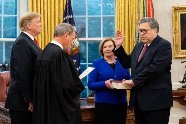 William Barr hält die Bibel in der Hand, als er als Generalstaatsanwalt vereidigt wird