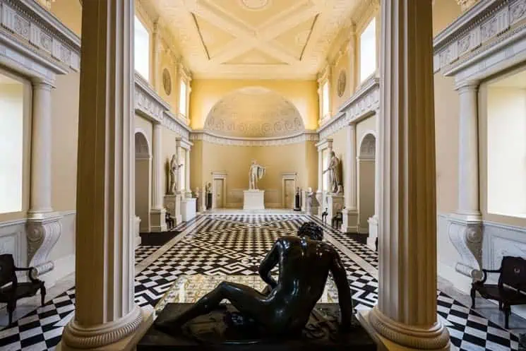 Great hall of the Syon House, early example of Gesamtkunstwerk in architecture.