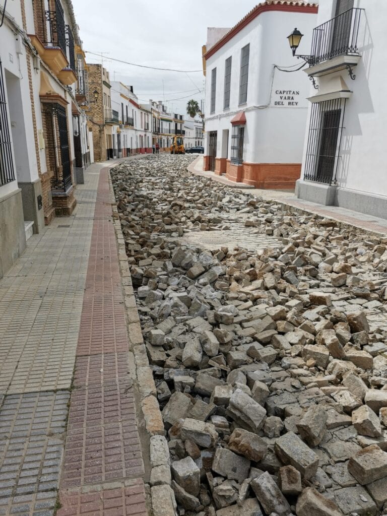 Dan comienzo las obras de renovación del pavimento en la calle San Fernando (Fase II) de Lora del Río, con una dotación económica de 341.603'43 euros 1 callesanfernando1