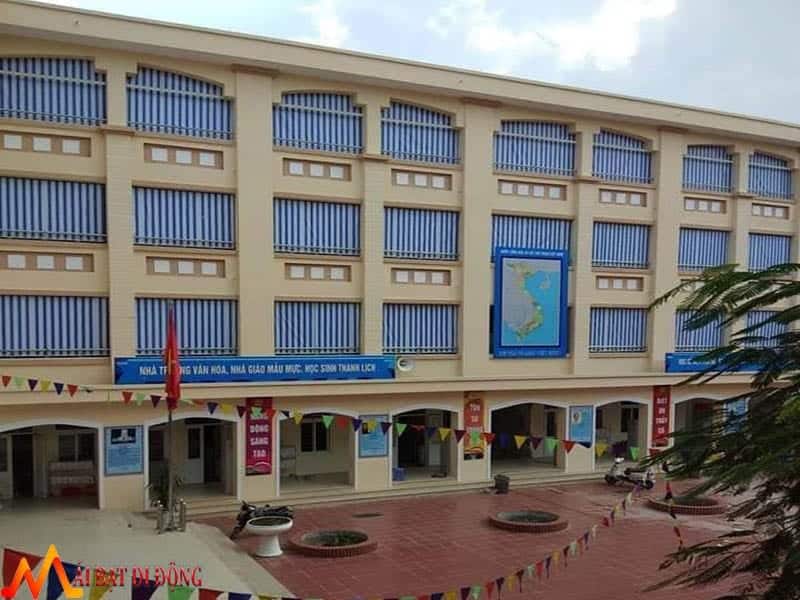 Mái che tự cuốn ngoài trời bạt che ban công trường học