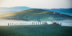Jean Claude Castor, Toskana Val d'Orcia Zypressenallee mit Agriturismo im Nebel - Italië, Europa)