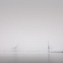Dennis Wehrmann, Fine Art Kranen Hamburgse havenstad in ochtendmist - Duitsland, Europa)