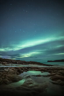 Fotokunst: Nordlichter über der norwegischen Küste, reflektierend im ruhigen Wasser.