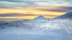 Fotokunst von Norbert Gräf: winterliche Landschaft mit schneebedeckten Bergen und klarem Himmel