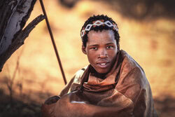 Jean Claude Castor, Namibia San Junge in der Kalahari - Namibia, Afrika)