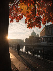 Fotokunst von Patrick Noack: Museumsinsel Berlin umrahmt von rotem Herbstlaub.
