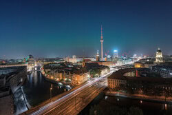 Fotokunst von Patrick Noack: Nordlichter über Berlin bei Nacht