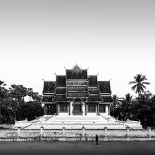 Fotokunst von Christian Janik: Tempel in Laos, umgeben von üppiger Vegetation.