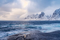 Eva Stadler, Die ikonischen Berge der Insel Senja, Nordnorwegen - Norwegen, Europa)