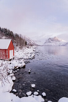 Eva Stadler, Rotes Bootshaus an einer Bucht auf Senja, Nordnorwegen - Norwegen, Europa)