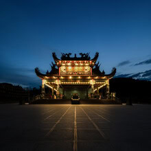 Fotokunst von Christian Janik: Tean Hou Tempel in Malaysia, ruhige Atmosphäre und lebendige Farben