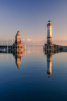 Fotokunst von Achim Thomae: Leuchtturm am Bodensee bei Sonnenuntergang.