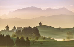 Fotokunst von Achim Thomae: sanftes Bergpanorama im Morgennebel