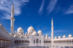 Fotokunst von Achim Thomae: beeindruckende Sicht auf die Sheikh Zayed Moschee in Abu Dhabi.