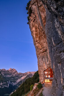 Fotokunst: Kleine Alpenhütte in der blauen Stunde der Schweizer Alpen.