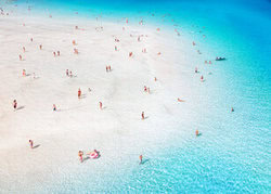 Fotokunst von Gal Pittel: entspannender Strand mit türkisfarbenem Wasser und Menschen