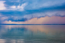 Fotokunst von Martin Wasilewski: Gewitter über dem Chiemsee mit dramatischen Wolken