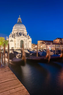 Poster von Martin Wasilewski: Santa Maria della Salute in Venedig bei Abenddämmerung.
