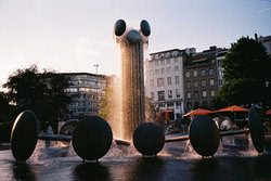 Fotokunst von Ben Hammer: entspannte analoge Aufnahme des Ebertplatzes in Köln.