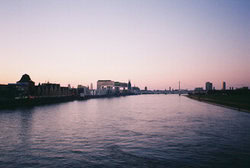 Fotokunst von Ben Hammer: analoge Aufnahme eines Sonnenuntergangs über dem Rhein