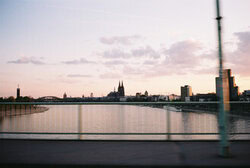 Wandbild von Ben Hammer: Analoge Kölner Skyline in sanften Farben
