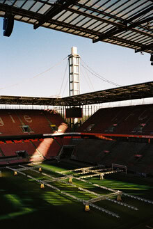 Wandbild von Ben Hammer: analoges Fußballspiel im RheinEnergieSTADION
