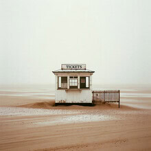 Fotokunst von David Foster Nass: surrealer Strand unter bunten Wolken