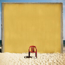 Fotokunst von David Foster Nass: minimalistischer Stuhl in surrealer Umgebung