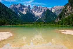 Wandbild von Martin Wasilewski: Sommerliche Dolomitenlandschaft am Dürrensee
