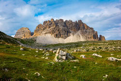 Wandbild von Martin Wasilewski: Sommerliche Dolomitenlandschaft mit strahlenden Bergen.