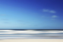 Fotokunst von Manuela Deigert: ruhige Strandlandschaft mit sanften Wellen