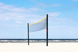 Sonniges Strandnetz in Ostfriesland mit Blick auf die Nordsee und den feinen Sand.
