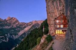 Sonnenaufgang über den Schweizer Alpen, sanfte Farben und ruhige Stimmung.