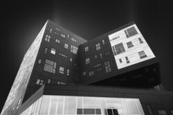 Fotokunst von Roswitha Schleicher-Schwarz: modernes Gebäude mit Würfeln.