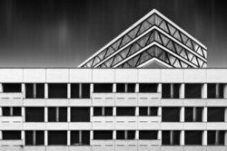 Fotokunst von Roswitha Schleicher-Schwarz: Büro und Garage in harmonischem Licht