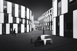 Fotokunst von Roswitha Schleicher-Schwarz: moderne Universität in Wien mit Menschen im Kontrast