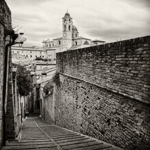 Fotokunst von J. Daniel Hunger: ruhige Gasse in Urbino, Umbrien, Italien