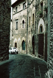 Wandbild von J. Daniel Hunger: Fiat Cinquecento in einem nostalgischen urbanen Moment.