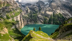 Fotokunst von Achim Thomae: Bergsee mit türkisgrünem Wasser im Berner Oberland