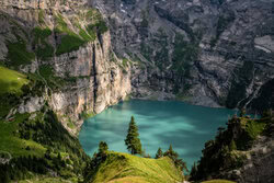 Fotokunst von Achim Thomae: friedlicher Oeschinensee umgeben von Bergen im Sommer