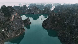 Wandbild von Christian Seidenberg: einsames Boot in der Ha Long Bucht, ruhige Wasseroberfläche.