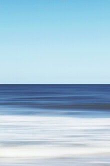Fotokunst von Manuela Deigert: sanfte Wellen am Strand unter frischem Licht