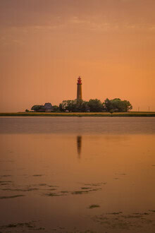 Baltic Sea art by Thomas Junklewitz: lighthouse in the evening light with soft colors