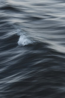 Fotokunst von Nadja Jacke: bewegte Wellen des Baltischen Meeres in sanften Farbtönen.