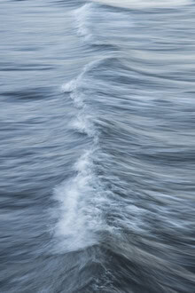 Fotokunst von Nadja Jacke: abstrakte Wellenbewegung der Ostsee in sanften Blautönen.