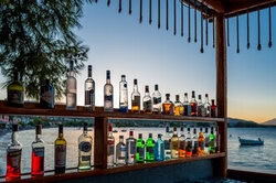 Fotokunst von J. Daniel Hunger: entspannte Strandbar im Peloponnes, Griechenland