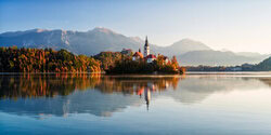 Wandbild von Achim Thomae: herbstliche Spiegelung des Bleder Sees in Slowenien.